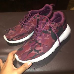 Maroon camo Nike Roshe